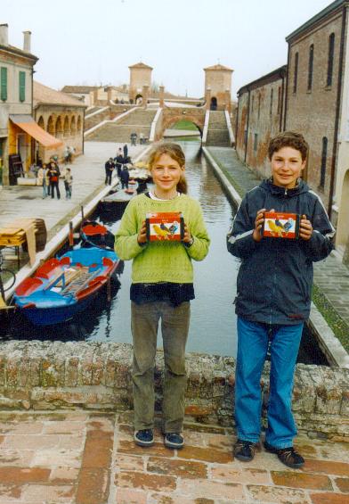 Volker und Wiltrud mit Wellensittichen in Comacchio (13.04.2004 / WF)