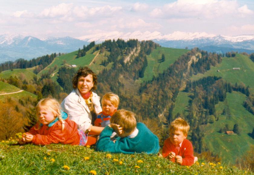 Blick vom Kreuzeck (Chrezegg) im Zrcher Oberland zu den Churfirsten (27.05.1991 / WF)