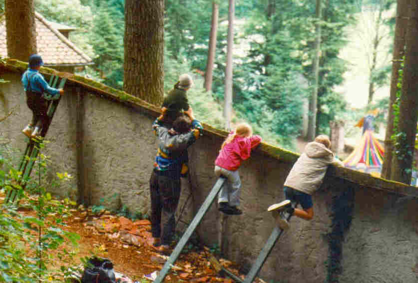 Arme Familie: Zaungste beim "Gestiefelten Kater" in der Freilichtbhne von Hornberg im Schwarzwald (12.06.1993 / WF)